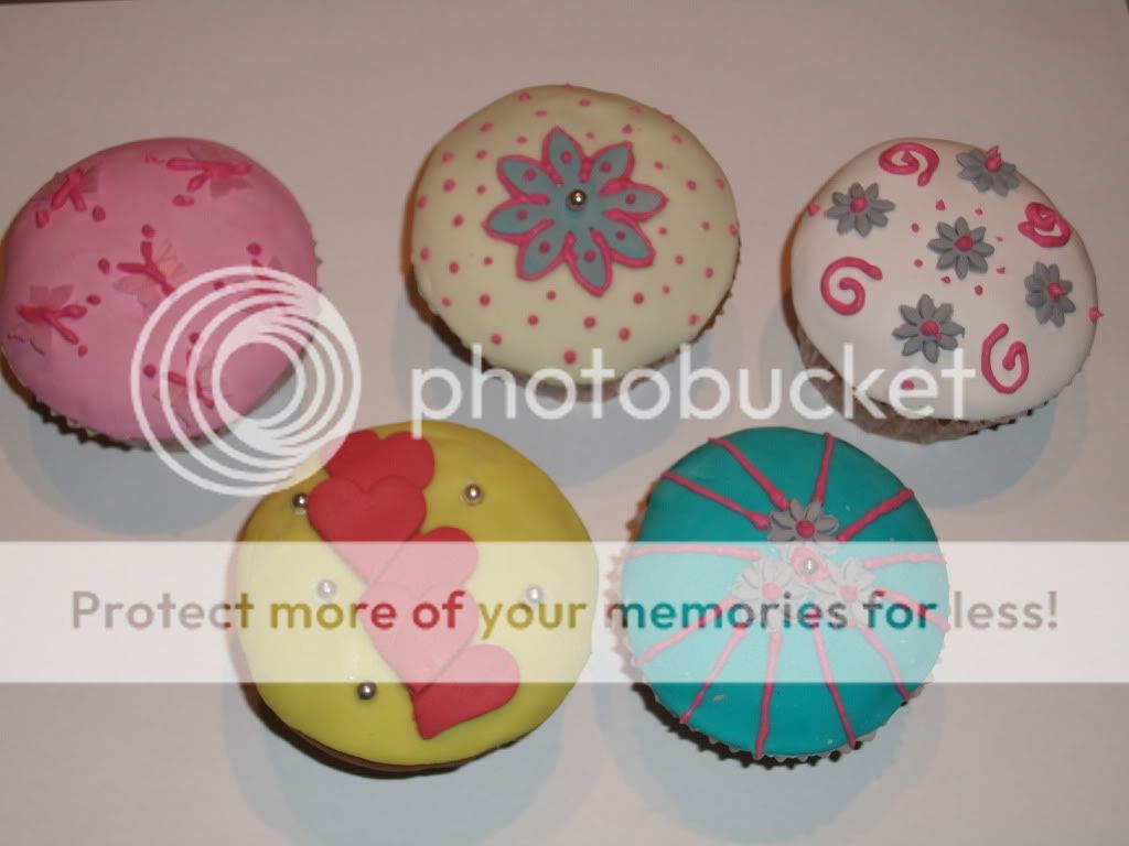 http://i798.photobucket.com/albums/yy263/edegros/Cupcakes%20and%20cookies/DSCF3093.jpg